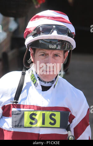 Brighton, UK. 11. Juni 2018. Ehemaliger Meister Jockey Jim Crowley Sport einen Schnitt Lippe nach einer Auseinandersetzung mit anderen Jockey Raul da Silva in Goodwood am Wochenende. Jim wird dargestellt, an der Brighton Racecourse heute Crowley behauptet hat, dass er das Opfer eines unprovozierten Angriff von Raul da Silva" mit dem, was fühlt sich an wie ein Stück Blei" in Goodwood am Sonntag war, eine Behauptung energisch abgelehnt von seinen Jockey. Credit: Nigel Bowles/Alamy leben Nachrichten Stockfoto