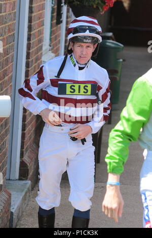 Brighton, UK. 11. Juni 2018. Ehemaliger Meister Jockey Jim Crowley Sport einen Schnitt Lippe nach einer Auseinandersetzung mit anderen Jockey Raul da Silva in Goodwood am Wochenende. Jim wird dargestellt, an der Brighton Racecourse heute Crowley behauptet hat, dass er das Opfer eines unprovozierten Angriff von Raul da Silva" mit dem, was fühlt sich an wie ein Stück Blei" in Goodwood am Sonntag war, eine Behauptung energisch abgelehnt von seinen Jockey. Credit: Nigel Bowles/Alamy leben Nachrichten Stockfoto