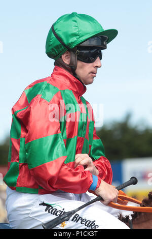 Brighton, UK. 11. Juni 2018. Ehemaliger Meister Jockey Jim Crowley Sport einen Schnitt Lippe nach einer Auseinandersetzung mit anderen Jockey Raul da Silva in Goodwood am Wochenende. Jim wird dargestellt, an der Brighton Racecourse heute Crowley behauptet hat, dass er das Opfer eines unprovozierten Angriff von Raul da Silva" mit dem, was fühlt sich an wie ein Stück Blei" in Goodwood am Sonntag war, eine Behauptung energisch abgelehnt von seinen Jockey. Credit: Nigel Bowles/Alamy leben Nachrichten Stockfoto