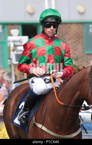 Brighton, UK. 11. Juni 2018. Ehemaliger Meister Jockey Jim Crowley Sport einen Schnitt Lippe nach einer Auseinandersetzung mit anderen Jockey Raul da Silva in Goodwood am Wochenende. Jim wird dargestellt, an der Brighton Racecourse heute Crowley behauptet hat, dass er das Opfer eines unprovozierten Angriff von Raul da Silva" mit dem, was fühlt sich an wie ein Stück Blei" in Goodwood am Sonntag war, eine Behauptung energisch abgelehnt von seinen Jockey. Credit: Nigel Bowles/Alamy leben Nachrichten Stockfoto