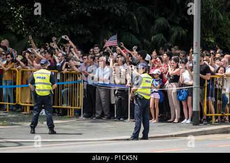 Singapur. 11. Juni 2018. Menschenmassen versammelten sich vor der Singapur Istana zu sehen US-Präsident Trumpf. Das historische Treffen zwischen US-Präsident Donald Trump und nordkoreanischen Führer Kim Jong-un hat für Juni 12 wurde in Singapur als Führer in der Südostasiatischen Stadt angekommen - Zustand am Sonntag vor der wegweisenden Gipfels geplant. Credit: SOPA Images Limited/Alamy leben Nachrichten Stockfoto