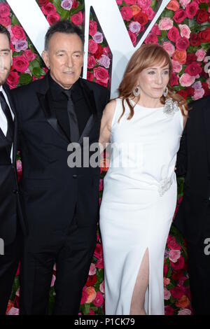 NEW YORK, NY - 10. Juni: Patti Scialfa und Bruce Springsteen besucht die 72. jährliche Tony Awards am 10. Juni 2018 in der Radio City Music Hall in New York City. Personen: Patti Scialfa und Bruce Springsteen Stockfoto