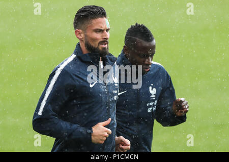 Moskau, Russland. 11 Juni, 2018. Frankreich Olivier Giroud (L) nimmt an einem Training vor der Russland Wm 2018 in Moskau, Russland, 11. Juni 2018. Credit: Wu Zhuang/Xinhua/Alamy leben Nachrichten Stockfoto