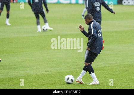 Moskau, Russland. 11 Juni, 2018. Frankreichs Kylian Mbappe besucht eine Schulung vor der Russland Wm 2018 in Moskau, Russland, 11. Juni 2018. Credit: Wu Zhuang/Xinhua/Alamy leben Nachrichten Stockfoto