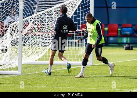 Moskau, Russland. 11 Juni, 2018. Frankreichs Kylian Mbappe (R) nimmt an einem Training vor der Russland Wm 2018 in Moskau, Russland, 11. Juni 2018. Credit: Wu Zhuang/Xinhua/Alamy leben Nachrichten Stockfoto