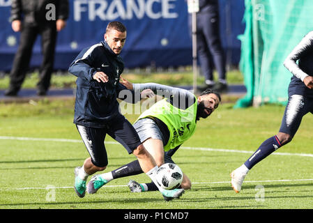 Moskau, Russland. 11 Juni, 2018. Frankreich Antoine Griezmann (L) nimmt an einem Training vor der Russland Wm 2018 in Moskau, Russland, 11. Juni 2018. Credit: Wu Zhuang/Xinhua/Alamy leben Nachrichten Stockfoto