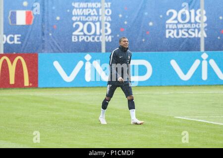 Moskau, Russland. 11 Juni, 2018. Frankreichs Kylian Mbappe besucht eine Schulung vor der Russland Wm 2018 in Moskau, Russland, 11. Juni 2018. Credit: Wu Zhuang/Xinhua/Alamy leben Nachrichten Stockfoto