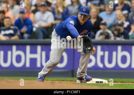 Milwaukee, WI, USA. 11 Juni, 2018. Chicago Cubs erste Basisspieler Anthony Rizzo #44 erstreckt sich über die Kugel während der Major League Baseball Spiel zwischen den Milwaukee Brewers und die Chicago Cubs am Miller Park in Milwaukee, WI. John Fisher/CSM/Alamy leben Nachrichten Stockfoto