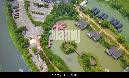 Suzh, Suzh, China. 11 Juni, 2018. Suzhou, China, 11. Juni 2018: See Tai oder Lake Taihu ist ein großer Süßwassersee im Jangtse-delta Ebene. Der See gehört zu Jiangsu und dem südlichen Ufer bildet seine Grenze mit Zhejiang. Mit einer Fläche von 2.250 km2 (869 sq mi) und einer durchschnittlichen Tiefe von 2 m (6.6 ft), ist es das drittgrößte Süßwassersee in China, nach Poyang und Dongting. Der See beherbergt rund 90 Inseln, die in der Größe von ein paar Quadratmetern auf mehreren Quadratkilometern. Credit: SIPA Asien/ZUMA Draht/Alamy leben Nachrichten Stockfoto