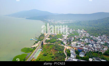 Suzh, Suzh, China. 11 Juni, 2018. Suzhou, China, 11. Juni 2018: See Tai oder Lake Taihu ist ein großer Süßwassersee im Jangtse-delta Ebene. Der See gehört zu Jiangsu und dem südlichen Ufer bildet seine Grenze mit Zhejiang. Mit einer Fläche von 2.250 km2 (869 sq mi) und einer durchschnittlichen Tiefe von 2 m (6.6 ft), ist es das drittgrößte Süßwassersee in China, nach Poyang und Dongting. Der See beherbergt rund 90 Inseln, die in der Größe von ein paar Quadratmetern auf mehreren Quadratkilometern. Credit: SIPA Asien/ZUMA Draht/Alamy leben Nachrichten Stockfoto