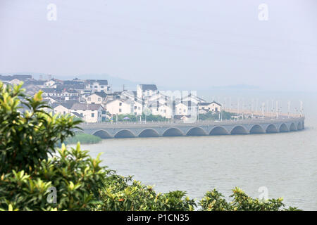 Suzh, Suzh, China. 11 Juni, 2018. Suzhou, China, 11. Juni 2018: See Tai oder Lake Taihu ist ein großer Süßwassersee im Jangtse-delta Ebene. Der See gehört zu Jiangsu und dem südlichen Ufer bildet seine Grenze mit Zhejiang. Mit einer Fläche von 2.250 km2 (869 sq mi) und einer durchschnittlichen Tiefe von 2 m (6.6 ft), ist es das drittgrößte Süßwassersee in China, nach Poyang und Dongting. Der See beherbergt rund 90 Inseln, die in der Größe von ein paar Quadratmetern auf mehreren Quadratkilometern. Credit: SIPA Asien/ZUMA Draht/Alamy leben Nachrichten Stockfoto