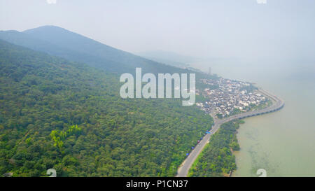 Suzh, Suzh, China. 11 Juni, 2018. Suzhou, China, 11. Juni 2018: See Tai oder Lake Taihu ist ein großer Süßwassersee im Jangtse-delta Ebene. Der See gehört zu Jiangsu und dem südlichen Ufer bildet seine Grenze mit Zhejiang. Mit einer Fläche von 2.250 km2 (869 sq mi) und einer durchschnittlichen Tiefe von 2 m (6.6 ft), ist es das drittgrößte Süßwassersee in China, nach Poyang und Dongting. Der See beherbergt rund 90 Inseln, die in der Größe von ein paar Quadratmetern auf mehreren Quadratkilometern. Credit: SIPA Asien/ZUMA Draht/Alamy leben Nachrichten Stockfoto