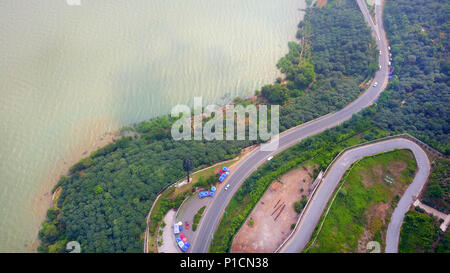 Suzh, Suzh, China. 11 Juni, 2018. Suzhou, China, 11. Juni 2018: See Tai oder Lake Taihu ist ein großer Süßwassersee im Jangtse-delta Ebene. Der See gehört zu Jiangsu und dem südlichen Ufer bildet seine Grenze mit Zhejiang. Mit einer Fläche von 2.250 km2 (869 sq mi) und einer durchschnittlichen Tiefe von 2 m (6.6 ft), ist es das drittgrößte Süßwassersee in China, nach Poyang und Dongting. Der See beherbergt rund 90 Inseln, die in der Größe von ein paar Quadratmetern auf mehreren Quadratkilometern. Credit: SIPA Asien/ZUMA Draht/Alamy leben Nachrichten Stockfoto