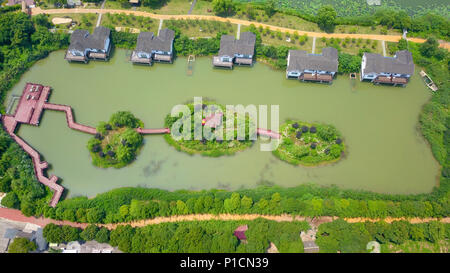 Suzh, Suzh, China. 11 Juni, 2018. Suzhou, China, 11. Juni 2018: See Tai oder Lake Taihu ist ein großer Süßwassersee im Jangtse-delta Ebene. Der See gehört zu Jiangsu und dem südlichen Ufer bildet seine Grenze mit Zhejiang. Mit einer Fläche von 2.250 km2 (869 sq mi) und einer durchschnittlichen Tiefe von 2 m (6.6 ft), ist es das drittgrößte Süßwassersee in China, nach Poyang und Dongting. Der See beherbergt rund 90 Inseln, die in der Größe von ein paar Quadratmetern auf mehreren Quadratkilometern. Credit: SIPA Asien/ZUMA Draht/Alamy leben Nachrichten Stockfoto