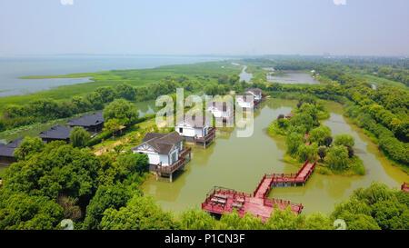 Suzh, Suzh, China. 11 Juni, 2018. Suzhou, China, 11. Juni 2018: See Tai oder Lake Taihu ist ein großer Süßwassersee im Jangtse-delta Ebene. Der See gehört zu Jiangsu und dem südlichen Ufer bildet seine Grenze mit Zhejiang. Mit einer Fläche von 2.250 km2 (869 sq mi) und einer durchschnittlichen Tiefe von 2 m (6.6 ft), ist es das drittgrößte Süßwassersee in China, nach Poyang und Dongting. Der See beherbergt rund 90 Inseln, die in der Größe von ein paar Quadratmetern auf mehreren Quadratkilometern. Credit: SIPA Asien/ZUMA Draht/Alamy leben Nachrichten Stockfoto