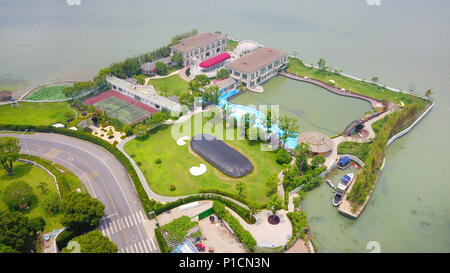 Suzh, Suzh, China. 11 Juni, 2018. Suzhou, China, 11. Juni 2018: See Tai oder Lake Taihu ist ein großer Süßwassersee im Jangtse-delta Ebene. Der See gehört zu Jiangsu und dem südlichen Ufer bildet seine Grenze mit Zhejiang. Mit einer Fläche von 2.250 km2 (869 sq mi) und einer durchschnittlichen Tiefe von 2 m (6.6 ft), ist es das drittgrößte Süßwassersee in China, nach Poyang und Dongting. Der See beherbergt rund 90 Inseln, die in der Größe von ein paar Quadratmetern auf mehreren Quadratkilometern. Credit: SIPA Asien/ZUMA Draht/Alamy leben Nachrichten Stockfoto