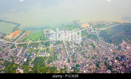 Suzh, Suzh, China. 11 Juni, 2018. Suzhou, China, 11. Juni 2018: See Tai oder Lake Taihu ist ein großer Süßwassersee im Jangtse-delta Ebene. Der See gehört zu Jiangsu und dem südlichen Ufer bildet seine Grenze mit Zhejiang. Mit einer Fläche von 2.250 km2 (869 sq mi) und einer durchschnittlichen Tiefe von 2 m (6.6 ft), ist es das drittgrößte Süßwassersee in China, nach Poyang und Dongting. Der See beherbergt rund 90 Inseln, die in der Größe von ein paar Quadratmetern auf mehreren Quadratkilometern. Credit: SIPA Asien/ZUMA Draht/Alamy leben Nachrichten Stockfoto