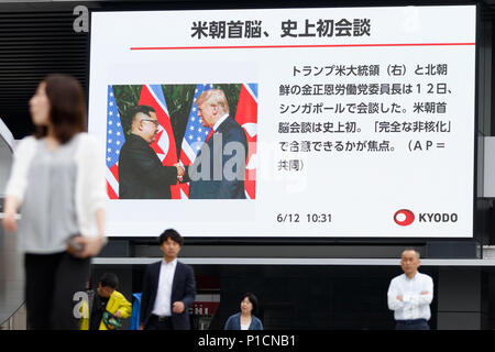 Ein großer TV-Bildschirm in Akihabara zeigt ein Bild von dem Gipfeltreffen zwischen US-Präsident Donald Trump (R) und dem nordkoreanischen Führer Kim Jong Un (L) in Singapur am 12.Juni 2018, Tokio, Japan. Trump und Kim Jong Un trafen zum ersten Mal die Entnuklearisierung der koreanischen Halbinsel unter Anderem während des Gipfeltreffens in Singapur gehalten zu diskutieren. Credit: Rodrigo Reyes Marin/LBA/Alamy leben Nachrichten Stockfoto