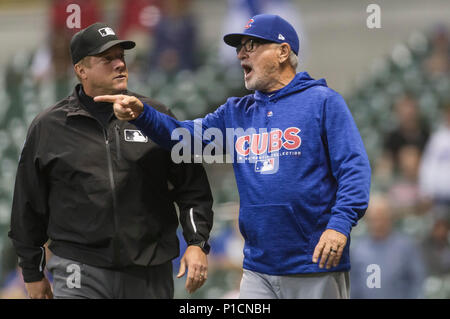 Milwaukee, WI, USA. 11 Juni, 2018. Chicago Cubs Manager Joe Maddon #70 argumentiert ein Anruf während der Major League Baseball Spiel zwischen den Milwaukee Brewers und die Chicago Cubs am Miller Park in Milwaukee, WI. John Fisher/CSM/Alamy leben Nachrichten Stockfoto