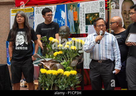 Juni 12, 2018 - Hongkong, Hongkong, China, HONG KONG, Hong Kong SAR, China, 12. Juni 2018. Albert Ho (sprechen) spricht über die Dichter. Politiker L. Leung Kwok-hung auch als ''Lange Haare'' und 2 LAvery Ng Man-yuen. Vertreter von Hong Kong Allianz zur Unterstützung der Patriotischen Demokratischen Bewegungen in China, einschließlich der Vorsitzenden und der Menschenrechtsanwalt, Albert Ho Chun-yan bekannt, eine Bronzestatue von Chinas Nobelpreis Poet Laureate Liu Xiaobo in Times Square, Causeway Bay vorstellen. Sie haben eine illegale Besetzung der Bereich populär mit chinesischer Touristen, die beabsichtigen, bis zur a zu bleiben Stockfoto