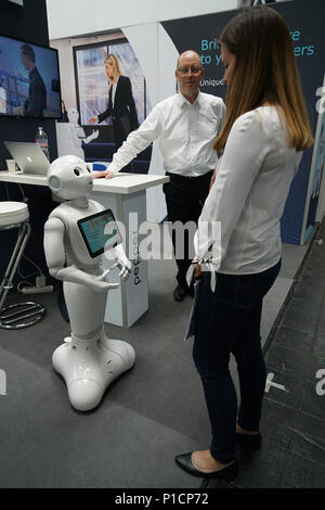Hannover, Deutschland. 11 Juni, 2018. Ein Roboter von Softbank Robotik Unternehmen gibt Anregungen der Erscheinung zu einem Besucher während der CeBIT in Hannover, Deutschland, am 11. Juni 2018. Die weltweit größte Messe für Informationstechnik CeBIT eröffnet am Montag in Hannover. Credit: Wang Qing/Xinhua/Alamy leben Nachrichten Stockfoto