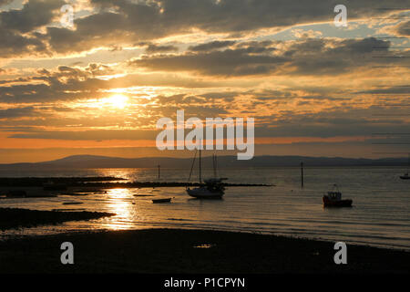 Morecambe Anchorage, Morecambe Lancashire, Vereinigtes Königreich 11. Juni 2018 Die Sonnenuntergänge über der Morecambe Bay über die Flut vor, der auf einen Zeitabschnitt von forcast wechselhaftes Wetter Credit: Fotografieren Nord/Alamy leben Nachrichten Stockfoto