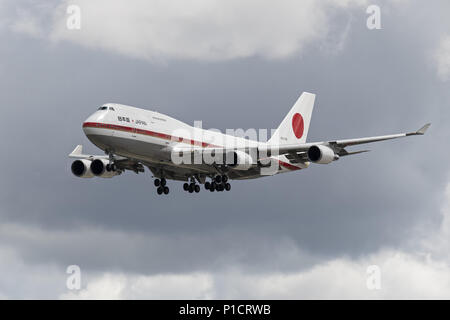 Richmond, British Columbia, Kanada. 10 Juni, 2018. Ein Japan Air Verteidigung-kraft (Jasdf) Boeing 747-47 C (20-1102) Airborne auf Final Approach für die Landung. Das Flugzeug war auf dem Weg von Tokio nach dem G7-Gipfel in Quebec. Credit: bayne Stanley/ZUMA Draht/Alamy leben Nachrichten Stockfoto