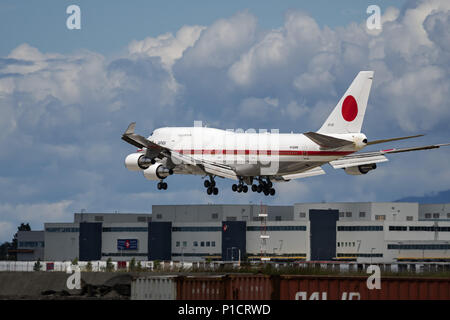 Richmond, British Columbia, Kanada. 10 Juni, 2018. Ein Japan Air Verteidigung-kraft (Jasdf) Boeing 747-47 C (20-1102) landet auf Vancouver International Airport. Das Flugzeug war auf dem Weg von Tokio nach dem G7-Gipfel in Quebec. Credit: bayne Stanley/ZUMA Draht/Alamy leben Nachrichten Stockfoto