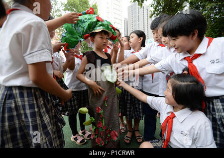 Handan, Handan, China. 12 Juni, 2018. Handan, CHINA - Studenten präsentieren Kleider aus recycelten Materialien auf eine umweltfreundliche fashion show in Handan, nördlich der chinesischen Provinz Hebei. Credit: SIPA Asien/ZUMA Draht/Alamy leben Nachrichten Stockfoto