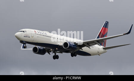 Richmond, British Columbia, Kanada. 10 Juni, 2018. Die Delta Air Lines Boeing 737-900ER N809DN) single-aisle narrow-Body Jet Airliner", "Der Geist von Seattle'', in der Luft auf den endgültigen Ansatz für die Landung. Credit: bayne Stanley/ZUMA Draht/Alamy leben Nachrichten Stockfoto