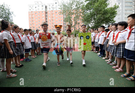 Handan, Handan, China. 12 Juni, 2018. Handan, CHINA - Studenten präsentieren Kleider aus recycelten Materialien auf eine umweltfreundliche fashion show in Handan, nördlich der chinesischen Provinz Hebei. Credit: SIPA Asien/ZUMA Draht/Alamy leben Nachrichten Stockfoto