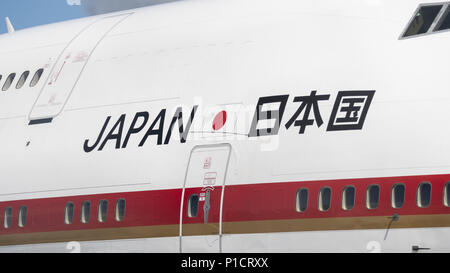 Richmond, British Columbia, Kanada. 10 Juni, 2018. Ein Japan Air Verteidigung-kraft (Jasdf) Boeing 747-47 C (20-1102) auf der Rollbahn am Internationalen Flughafen von Vancouver. Das Flugzeug war auf dem Weg von Tokio nach dem G7-Gipfel in Quebec. Credit: bayne Stanley/ZUMA Draht/Alamy leben Nachrichten Stockfoto