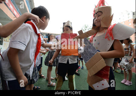 Handan, Handan, China. 12 Juni, 2018. Handan, CHINA - Studenten präsentieren Kleider aus recycelten Materialien auf eine umweltfreundliche fashion show in Handan, nördlich der chinesischen Provinz Hebei. Credit: SIPA Asien/ZUMA Draht/Alamy leben Nachrichten Stockfoto