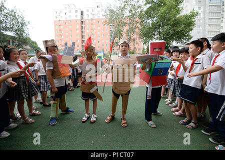 Handan, Handan, China. 12 Juni, 2018. Handan, CHINA - Studenten präsentieren Kleider aus recycelten Materialien auf eine umweltfreundliche fashion show in Handan, nördlich der chinesischen Provinz Hebei. Credit: SIPA Asien/ZUMA Draht/Alamy leben Nachrichten Stockfoto