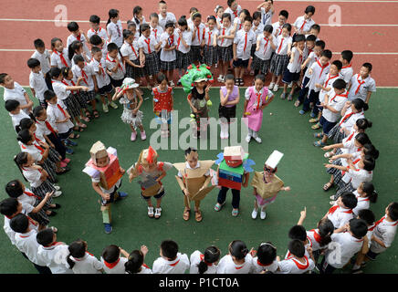 Handan, Handan, China. 12 Juni, 2018. Handan, CHINA - Studenten präsentieren Kleider aus recycelten Materialien auf eine umweltfreundliche fashion show in Handan, nördlich der chinesischen Provinz Hebei. Credit: SIPA Asien/ZUMA Draht/Alamy leben Nachrichten Stockfoto