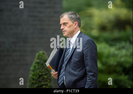 Downing Street, London, UK. 12. Juni 2018. Julian Smith, Chief Peitsche in Downing Street für die wöchentliche Kabinettssitzung. Credit: Malcolm Park/Alamy Leben Nachrichten. Stockfoto