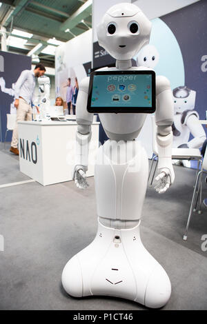Hannover, Deutschland. Juni 2018. CEBIT 2018, internationale Computer expo und Europas Business Festival für Innovation und Digitalisierung: Pepper, interaktiver humanoider Roboter, Begleiter und persönlicher Roboter, hergestellt von der Firma SoftBank Robotics. Quelle: Christian Lademann/ Stockfoto