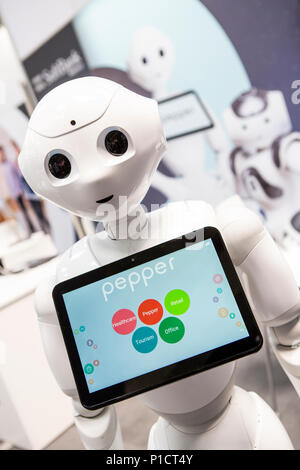 Hannover, Deutschland. Juni 2018. CEBIT 2018, internationale Computer expo und Europas Business Festival für Innovation und Digitalisierung: Pepper, interaktiver humanoider Roboter, Begleiter und persönlicher Roboter, hergestellt von der Firma SoftBank Robotics. Quelle: Christian Lademann/ Stockfoto
