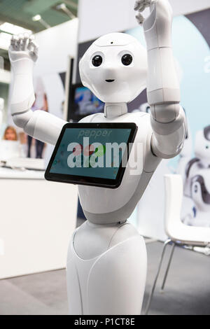 Hannover, Deutschland. 11 Juni, 2018. CEBIT 2018, international computer Expo und der Europa-Festival für Innovation und Digitalisierung: Pfeffer, interaktiven humanoiden Roboter, Begleiter und persönlichen Roboter, die vom Unternehmen SoftBank Robotics. Credit: Christian Lademann/Alamy leben Nachrichten Stockfoto