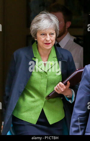 Downing Street. London. Vereinigtes Königreich 12. Juni 2018 - Ministerpräsident Theresa May fährt für das Parlament als Commons Debatten EU Rückzug Rechnung Gutschrift: Dinendra Haria/Alamy leben Nachrichten Stockfoto
