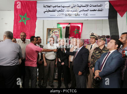 Gaza, Gazastreifen, palästinensischen Gebiet. 12 Juni, 2018. Mitglieder der marokkanischen Delegation liefern Nahrung und medizinische Hilfe für Palästinenser, die von der marokkanischen König Mohammed VI. finanziert, in Gaza Stadt am Juni 12, 2018 Credit: Mahmoud Ajour/APA-Images/ZUMA Draht/Alamy leben Nachrichten Stockfoto