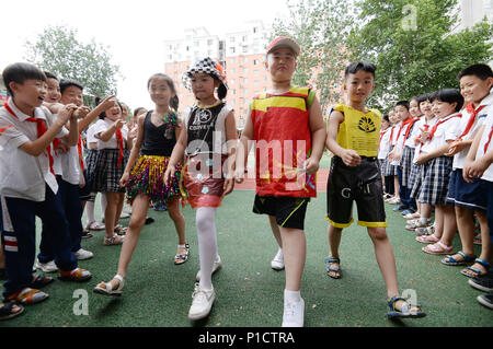 Handan, China. 12 Juni, 2018. Studenten präsentieren Kleider aus recycelten Materialien auf eine umweltfreundliche fashion show in Handan, nördlich der chinesischen Provinz Hebei. Credit: SIPA Asien/ZUMA Draht/Alamy leben Nachrichten Stockfoto