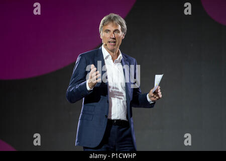 Hannover, Deutschland. 11 Juni, 2018. Achim Berg, Präsident Bitkom, bei seiner Rede, Eröffnung, Willkommen bei Nacht, Internationale CeBIT in Hannover Messe, am 11.06.2018. | Verwendung der weltweiten Kredit: dpa/Alamy leben Nachrichten Stockfoto