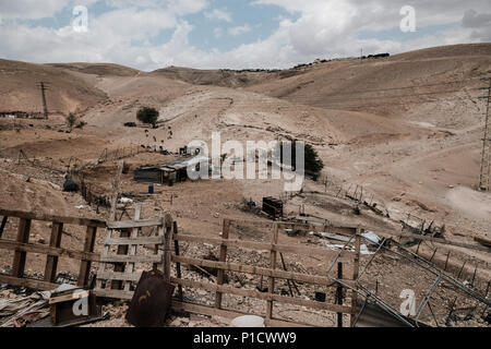 Westjordanland, Israel. 12 Juni, 2018. Der israelische Oberste Gerichtshof,, 24. Mai 2018, gegen eine einstweilige Verfügung der Beduinischen Gemeinschaft von Khan Al Ahmar Abu Al Helu, der Weg für die israelischen Abriss der illegalen Außenposten und alle gemeinschaftlichen Strukturen einschließlich einer Schule. 181 Bewohner der Jahalin Stammes aufhalten, wenige Kilometer östlich von Jerusalem stellen eine unmittelbare Gefahr eines gewaltsamen übertragen. ich Zivil- und Sicherheitskontrolle. Credit: Nir Alon/Alamy leben Nachrichten Stockfoto