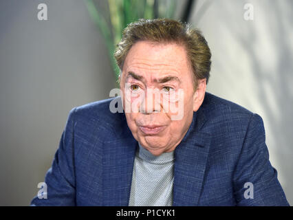 12 Juni 2018, Deutschland, Bochum: britische Komponist Andrew Lloyd Webber im Gespräch mit einem Journalisten vor der Gala zum 30-jährigen Jubiläum des Musicals "Starlight Express". Das Musical wurde in Bochum zum ersten Mal am 12. Juni 1988 durchgeführt. Foto: Caroline Seidel/dpa Stockfoto