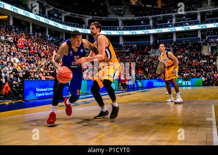 Wird Clyburn von CSKA Moskau in Aktion gegen Alexey Shved von chimki Moskau während der Vtb Final Four Finale. CSKA Moskau gewann 95-84 gegen Moskau Chimki. Stockfoto