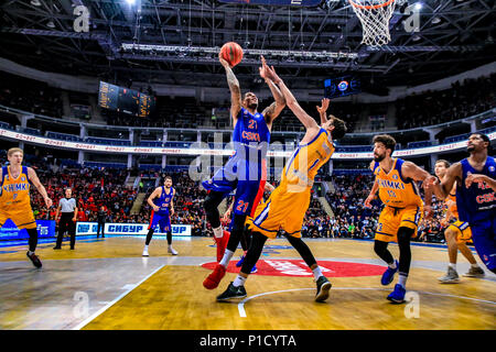 Kyle Hines von CSKA Moskau in Aktion gegen Alexey Shved von Moskau Chimki während der Endrunde. CSKA Moskau besiegte Khimki Moskau 95-84 in der Vtb Final Four Finale. Stockfoto