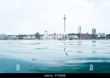 Brighton Seafront View Point vom Meer, an der Unterseite ist eine ruhige Glas wie flache Meer in der Mitte ist die Skyline von Brighton, Großbritannien, mit dem ich 360 vie Stockfoto