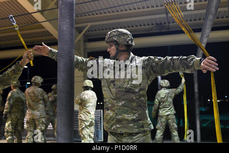 Ein jumpmaster erhält eine statische Zeile aus einem Fallschirmjäger, Oktober 17, 2016, während mock Tür Training als Teil der Peacemaster Einheit an Airbase Aviano in Italien. Hunderte von fallschirmjäger sind in Italien und gleichzeitig in Lettland versammelt, an denen mehrere Partner und alliierten Nationen für eine der größten kombinierten Airborne operations. Fallschirmjäger aus Ungarn, Italien, die Niederlande, Polen, Rumänien und den Vereinigten Staaten, nehmen an dem Peacemaster Einheit, die im Laufe der vier Tage gehalten wird, Okt. 17-20, 2016 und wird mit einem Flügel exchange Zeremonie ihren Höhepunkt erreichen. Die kombinierte Stockfoto