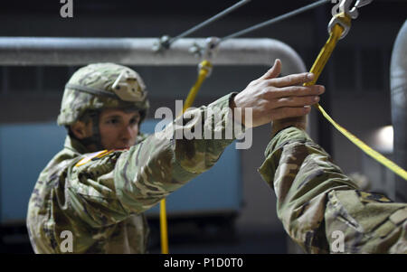 Ein jumpmaster erhält eine statische Zeile aus einem fallschirmjäger während mock Tür Ausbildung, 17. Okt. 2016, als Teil der Peacemater Einheit an Airbase Aviano in Italien. Hunderte von fallschirmjäger sind in Italien und gleichzeitig in Lettland versammelt, an denen mehrere Partner und alliierten Nationen für eine der größten kombinierten Airborne operations. Fallschirmjäger aus Ungarn, Italien, die Niederlande, Polen, Rumänien und den Vereinigten Staaten, nehmen an dem Peacemaster Einheit, die im Laufe der vier Tage gehalten wird, Okt. 17-20, 2016 und wird mit einem Flügel exchange Zeremonie ihren Höhepunkt erreichen. Die kombinierte e Stockfoto